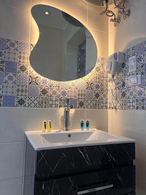 Basic Double Room | Bathroom