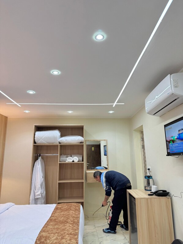 Family Quadruple Room | Blackout drapes, iron/ironing board, free WiFi - Le Grand Pyramids View (Giza)