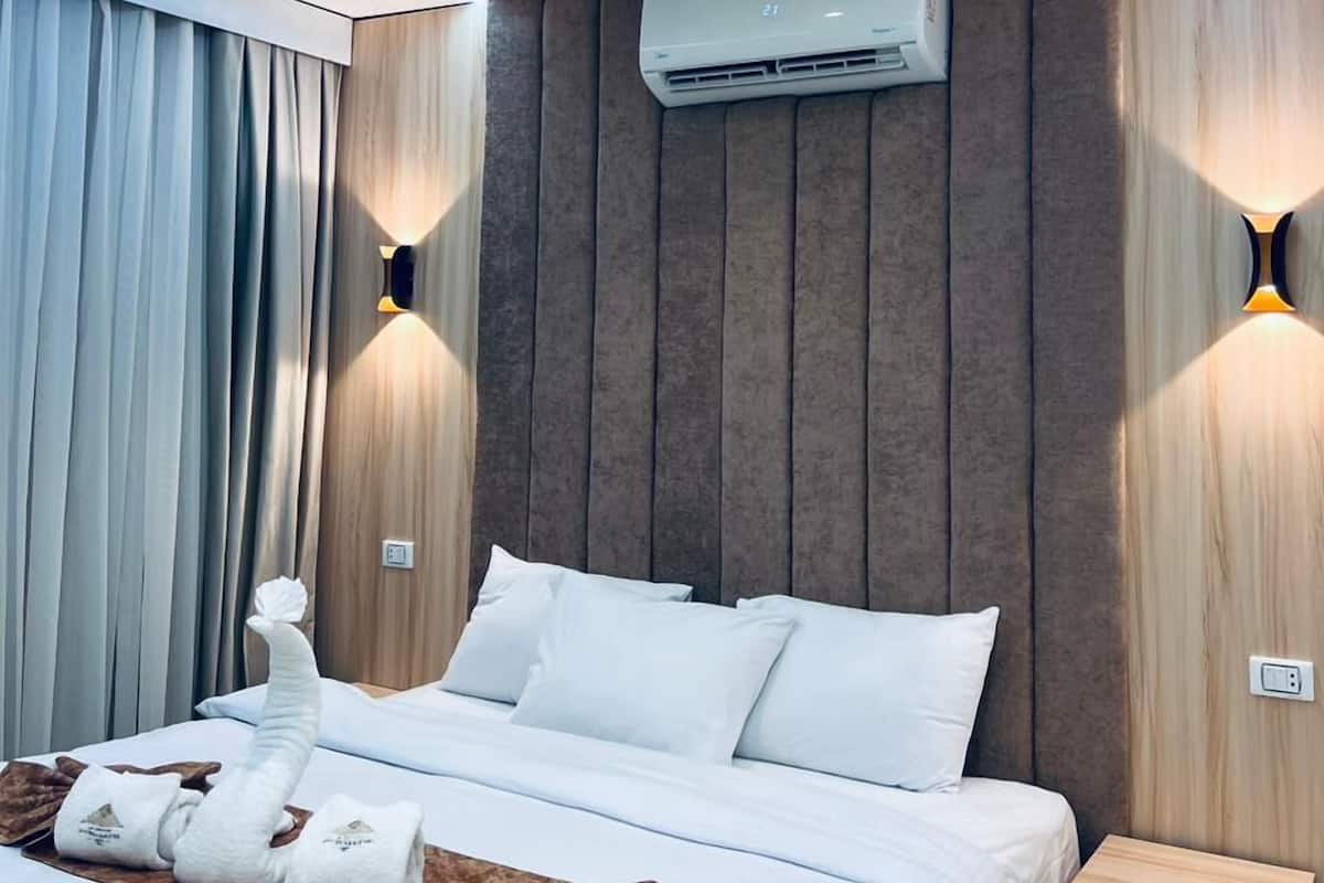 Habitación Deluxe doble, balcón, vistas a la montaña | Cortinas opacas, tabla de planchar con plancha, wifi gratis