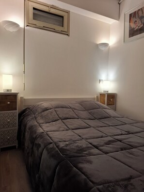 1 slaapkamer, een strijkplank/strijkijzer, beddengoed