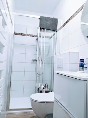 Douche, sèche-cheveux, savon, shampoing