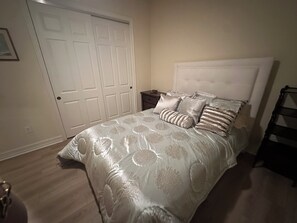 1 slaapkamer, een strijkplank/strijkijzer, wifi, beddengoed