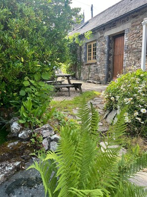 Terrace/patio - Quirky Cornish cottage next to the Moor - Yellow on the Broom (Launceston)