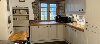 Quirky Cornish cottage next to the Moor - Yellow on the Broom