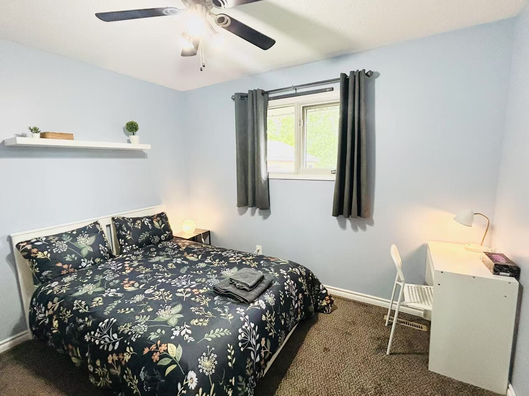 4 عدّة غرف نوم ومكواة/لوح كي وواي فاي وملاءات أسرّة