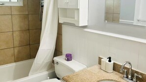Une salle de bain avec une baignoire, des toilettes et un lavabo.