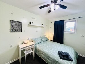 4 bedrooms, iron/ironing board, WiFi, bed sheets