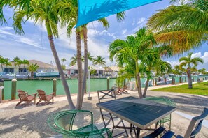 Outdoor dining - Boat Dock, Cabana Club, Paddleboard, Ground Level (Key Colony Beach)