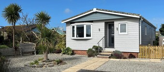 Stargazey - Lovely, 4 Bedrooms en-suite to master, secure garden,  Free WIFI