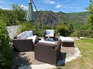 Property grounds - Entire 4BR stone house with pool, 2 living rooms, new custom kitchen, great beds (Mormorola)