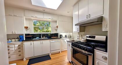 Charming 2-bedroom house Near Stanford