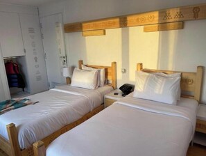 8 bedrooms, bed sheets