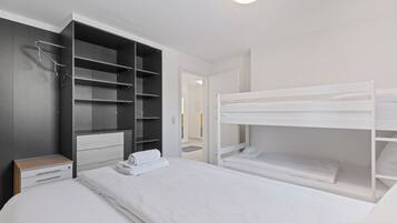 Tabla de planchar con plancha, cuna de viaje, wifi gratis y ropa de cama