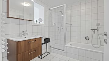 Secadora de cabello, toallas, jabón, papel de baño