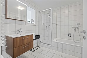 SĂšche-cheveux, serviettes fournies, savon, papier toilette