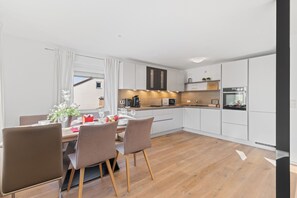 Fridge, microwave, oven, stovetop - GOLDCREAM XL up to 8 people, MODERN, NETFLIX (Günzburg)