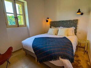 3 habitaciones, tabla de planchar con plancha, wifi y ropa de cama 