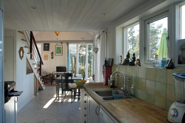 Private kitchen - Stockholm Archipelago, wide views, lakes, beautiful nature, close to Stockholm (Stockholms län)