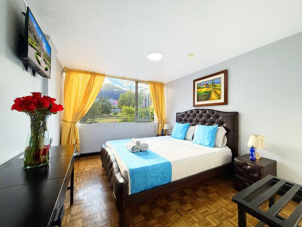 Habitación Confort, vista a la ciudad | Ropa de cama de alta calidad y escritorio 