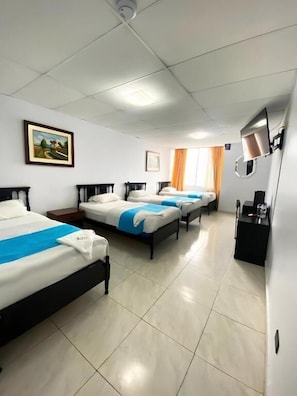 Family Room | Desk, laptop workspace, free WiFi, bed sheets
