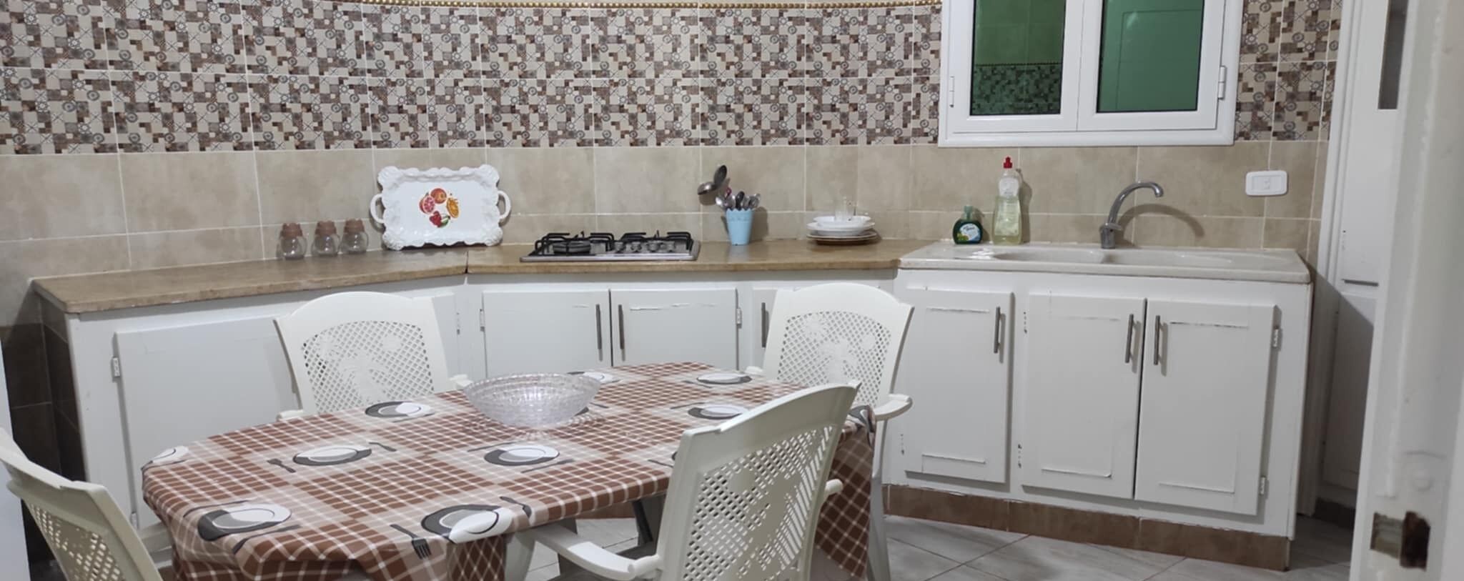 Réfrigérateur, plaque de cuisson, chaise haute