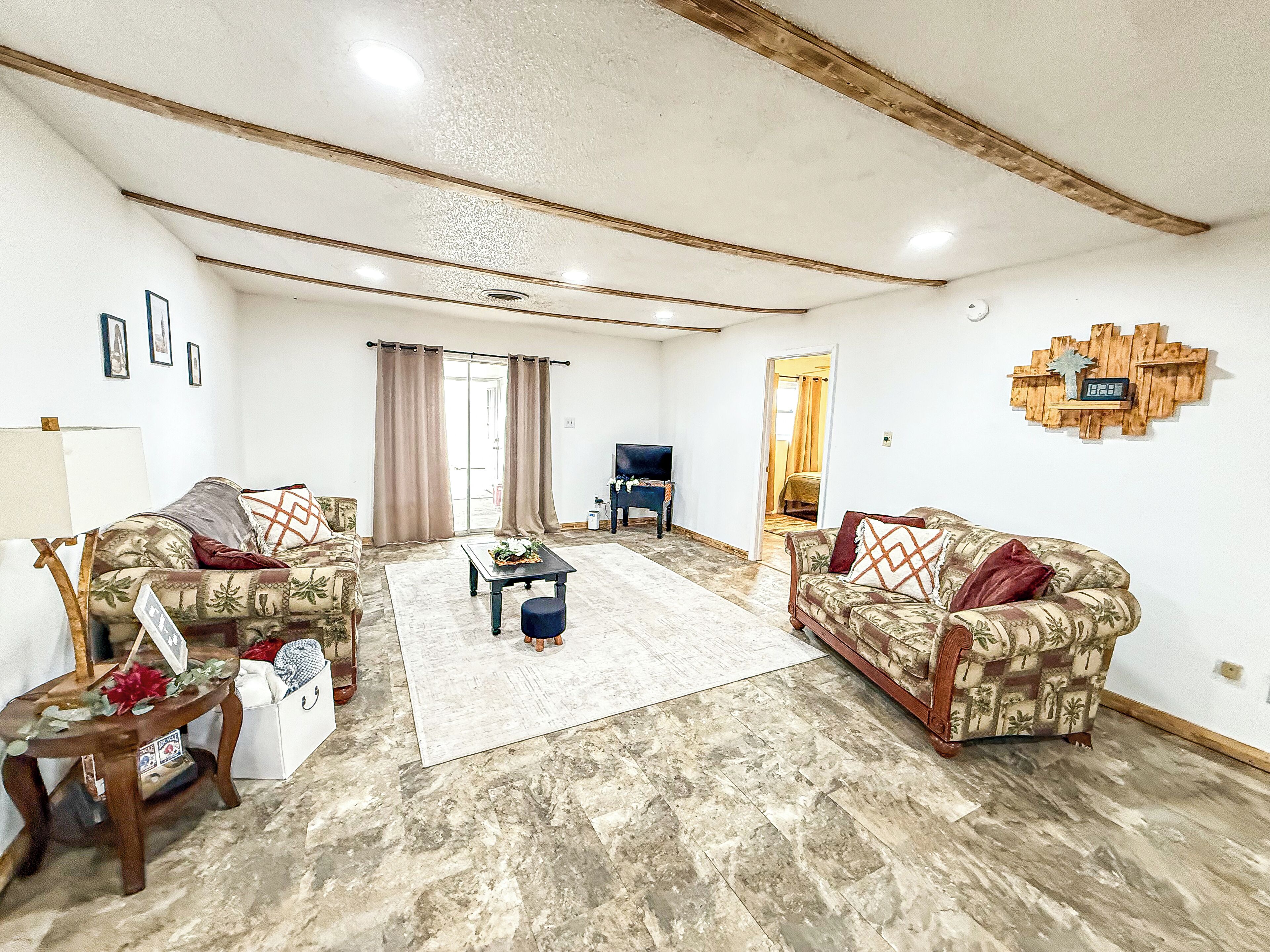 Una Smart TV, una chimenea