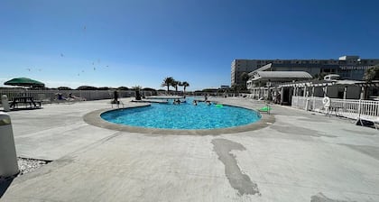 New Listing Discount! Plantation 2-bedroom condo on the beach with 3 pools!