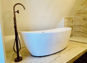 Secadora de cabello, toallas, jabón, shampoo 