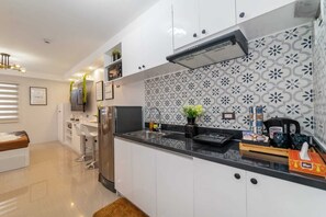 Jääkaappi, mikroaaltouuni, vedenkeitin