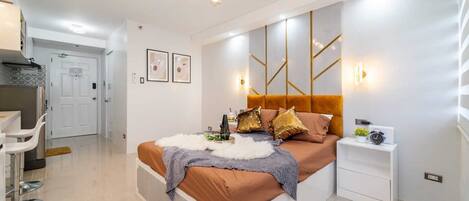 Een strijkplank/strijkijzer, gratis wifi, beddengoed