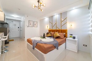 Iron/ironing board, free WiFi, bed sheets