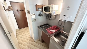 Kühlschrank, Mikrowelle, Wasserkocher mit Kaffee-/Teezubehör