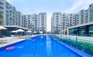 Een modern hotel met een zwembad, terras en een feestzaal.