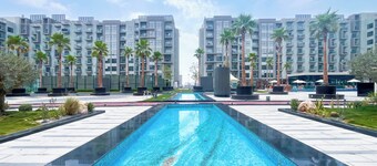 Bright 2bed Family Home: Pool, Gym & Kids Play