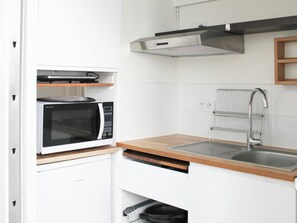 Fridge, microwave, coffee/tea maker - Nice studio with Wifi near Montparnasse (Paris)