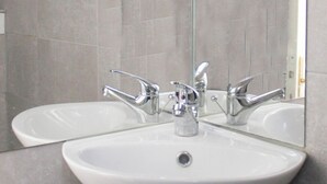 A bathroom with two sinks and a mirror. - Nice studio with Wifi near Montparnasse (Paris)