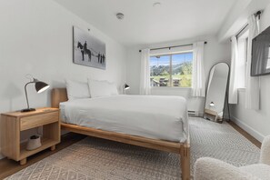 2 bedrooms, iron/ironing board, travel cot, Internet