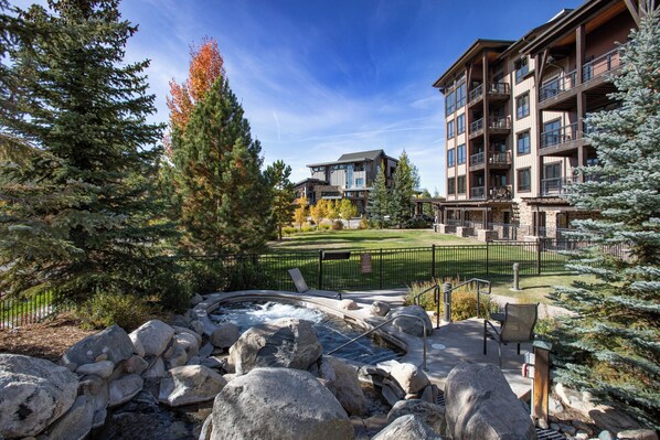 Tina de hidromasaje al aire libre