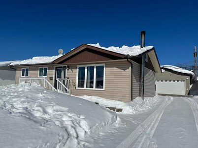 4BR w/ Wine Fridge, Bar, Patio, Parking, Laundry