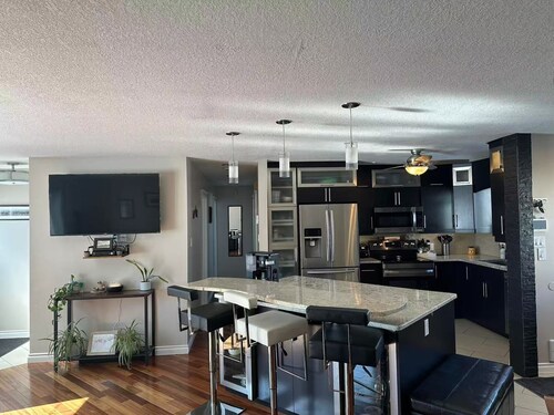 4BR w/ Wine Fridge, Bar, Patio, Parking, Laundry