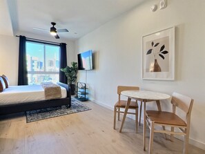 1 slaapkamer, een bureau, een strijkplank/strijkijzer, gratis wifi