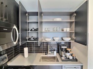 Réfrigérateur, four à micro-ondes, un four, surface de cuisson