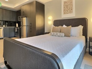 Escritorio, tabla de planchar con plancha, wifi gratis y ropa de cama