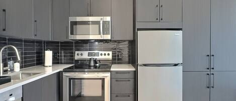 Frigorífico, microondas, horno y placa de cocina