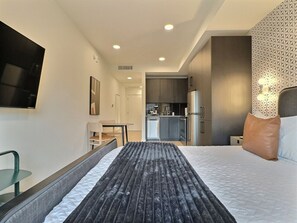 Skrivebord, strykejern/-brett, wi-fi (inkludert) og sengetøy