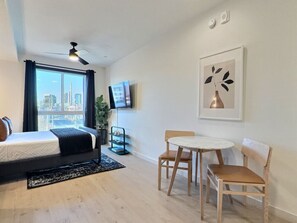 1 habitación, escritorio, tabla de planchar con plancha y wifi gratis 