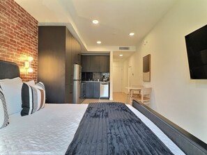 Desk, iron/ironing board, free WiFi, bed sheets - Clean City Scape| Gym + Food + UAB 3 Mins Away (Birmingham)