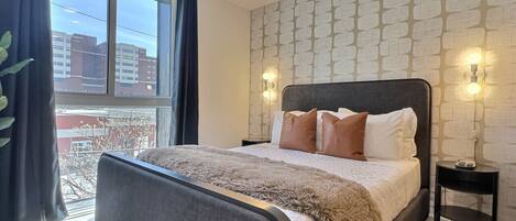 Escritorio, tabla de planchar con plancha, wifi gratis y ropa de cama