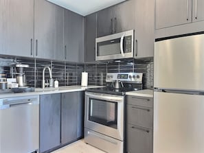 冷蔵庫、電子レンジ、オーブン、コンロ