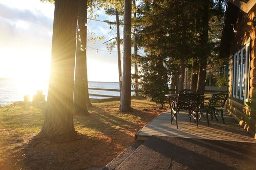 Cozy Lakefront Cottage Getaway on Black Lake